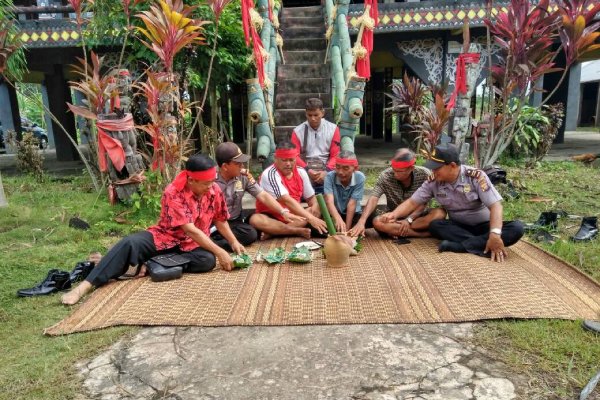 Kapolsek Singkawang Selatan Hadiri Acara Naik Dango